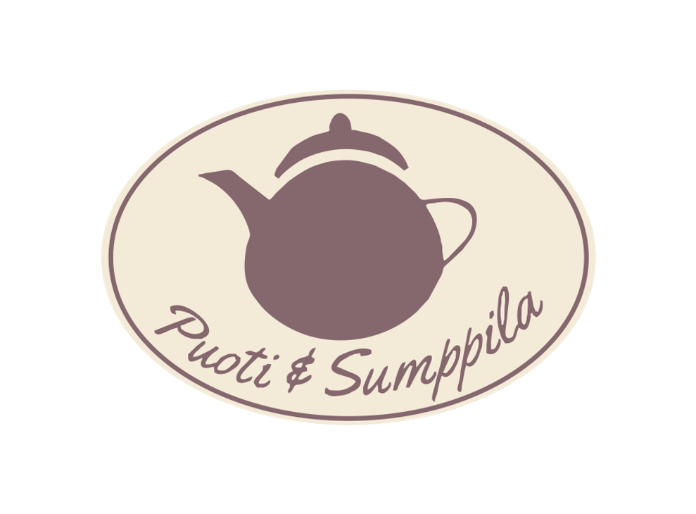 Puoti &amp; Sumppila -yrityksen logo. Logossa on vaalea, soikea tausta. Keskell&auml; on suuri, tumman violetinruskea teekannun tai kahvipannun siluetti. Pannun alapuolella, kaarevasti, lukee samalla tumman violetinruskealla, kursivoidulla fontilla teksti "Puoti &amp; Sumppila".