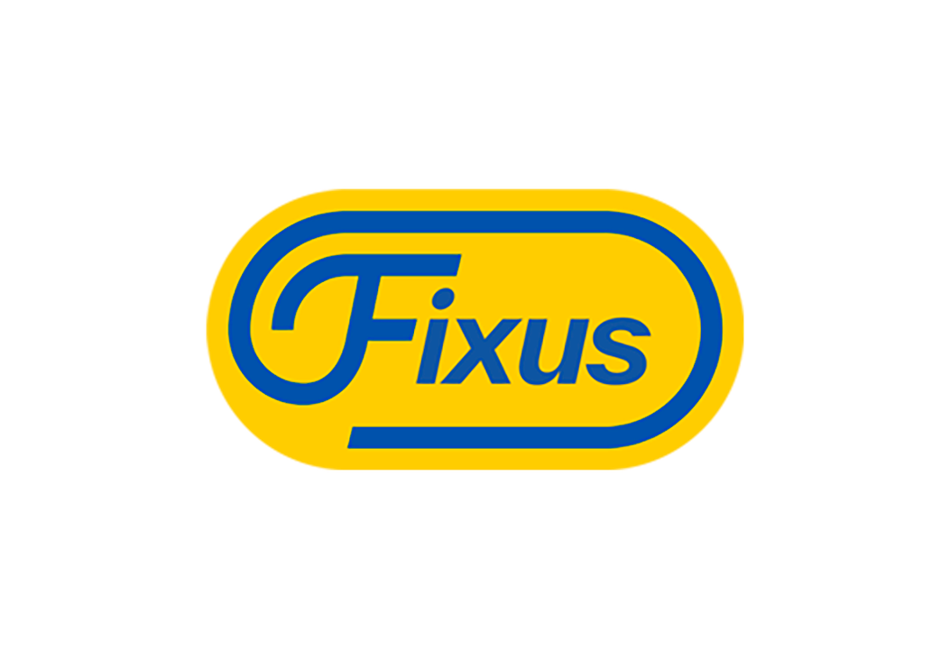 Fixus-kauppaketjun logo. Logossa on tummansininen, pyöristetty soikea kehys, jonka sisällä on tummansinisellä kursiivifontilla sana "Fixus". Kehyksen toinen puoli muodostaa F-kirjaimen yläosan. Logossa on kirkkaan keltainen tausta.