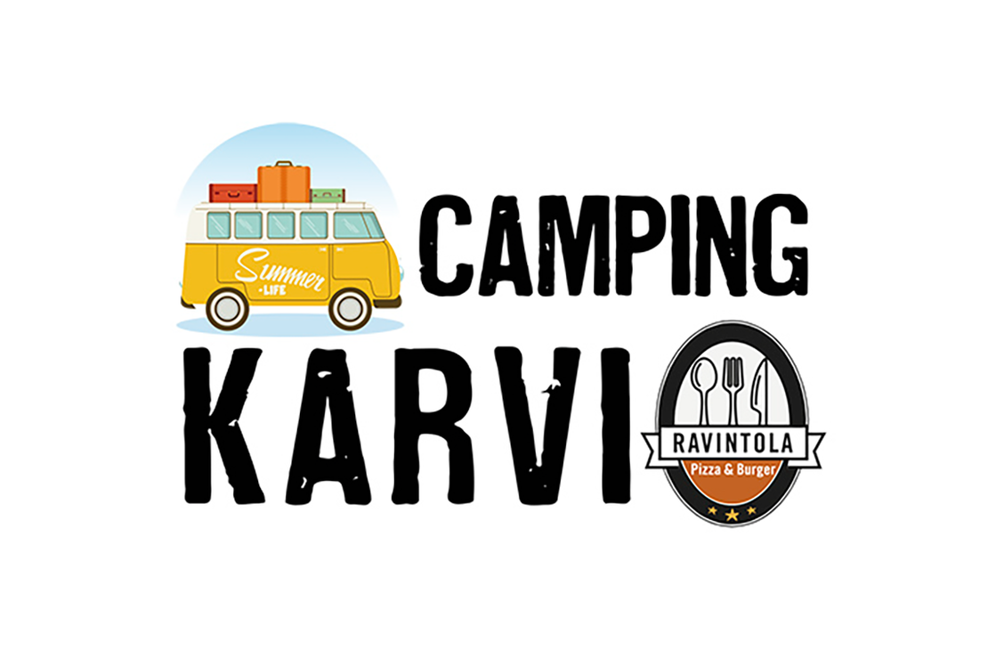 Camping Karvi -yrityksen logo. Vasemmalla on sarjakuvamainen piirros keltaisesta Volkswagen Transporter -pikkubussista (Hippibussi), jonka katolla on matkatavaroita ja jonka taustalla on sininen taivas. Oikealla lukee suurilla, mustilla, kuluneen näköisillä kirjaimilla kaksi riviä tekstiä: ylärivillä "CAMPING" ja alarivillä suuremmalla fontilla "KARVIO". Oikeassa alakulmassa on pieni, pyöreä tunnus, jossa on teksti "RAVINTOLA" ja symbolit ruokailuvälineistä.