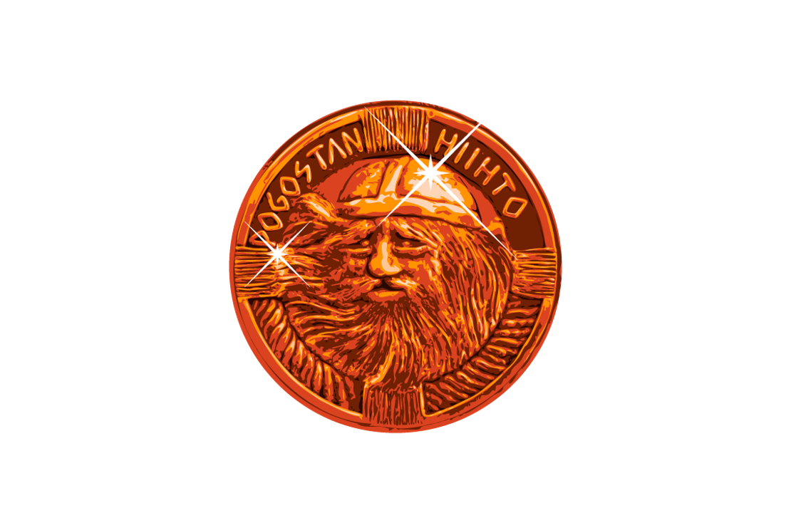 Pogostan Hiihto -tapahtuman logo tai tunnus, joka on muotoiltu pronssisen tai kuparinv&auml;risen mitalin tai kolikon kaltaiseksi. Tunnuksen keskell&auml; on karhunkarvahatun kaltainen p&auml;&auml;hine, parta ja vakava ilme. Yl&auml;osassa, kolikon reunalla, lukee kaarevasti kohokuviona teksti "POGOSTAN HIIHTO". Tunnuksessa on muutamia kirkkaita valonheijastuksia tai t&auml;hti&auml; luomassa kiiltoefekti&auml;.