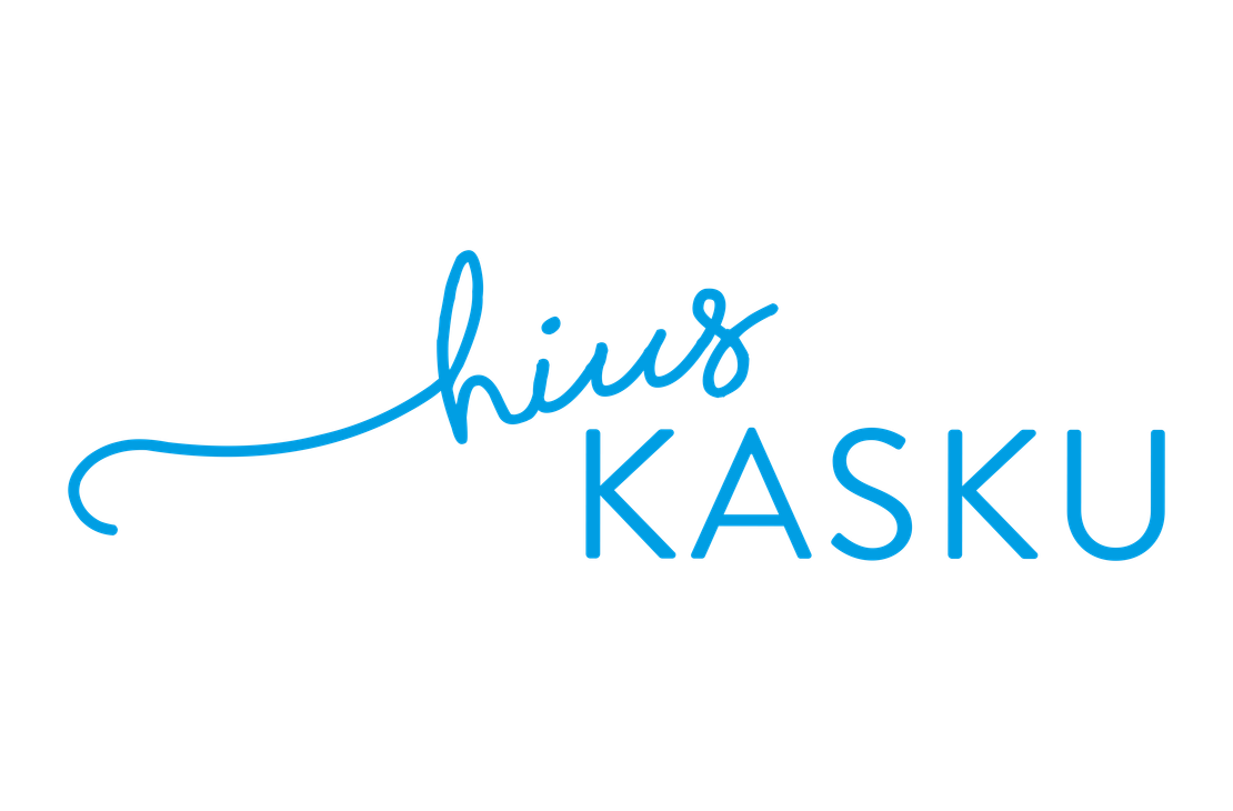 Hius Kasku -yrityksen logo. Ylärivillä lukee kirkkaan vaaleansinisellä, kursivoidulla ja käsinkirjoitetun näköisellä fontilla sana "hius", jossa H-kirjain on erittäin pitkä ja koristeellinen. Sen alapuolella ja oikealla lukee samalla vaaleansinisellä, isoin kirjaimin ja sans-serif-fontilla sana "KASKU". Logo on valkoisella taustalla.