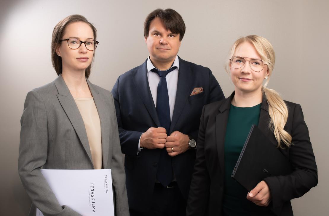 Teräskulman asianajotoimiston henkilöt yhteiskuvassa.