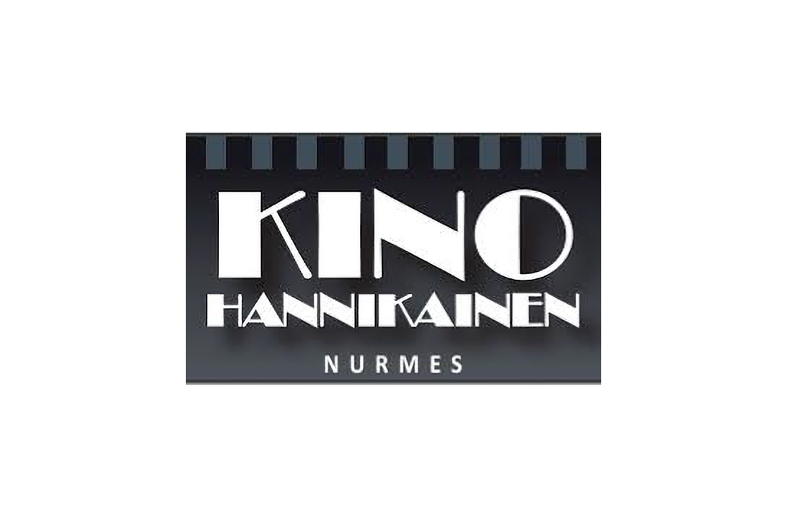 Kino Hannikainen Nurmes -elokuvateatterin logo. Logossa on tummanharmaa tausta, jonka yläreuna muistuttaa filmikelan reunoja. Keskellä on suuri, valkoinen, kallistettu teksti "KINO", jossa O-kirjain on puoliksi musta. Sen alapuolella on pienemmällä, valkoisella, isoin kirjaimin kirjoitettu teksti "HANNIKAINEN" ja alimpana pienimmällä tekstillä "NURMES".
