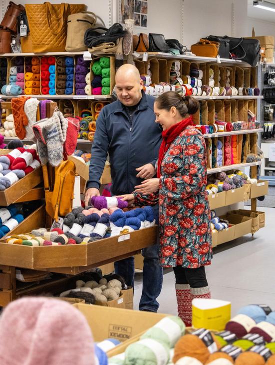 Lankapuodin yrittäjät järjestelemässä lankoja