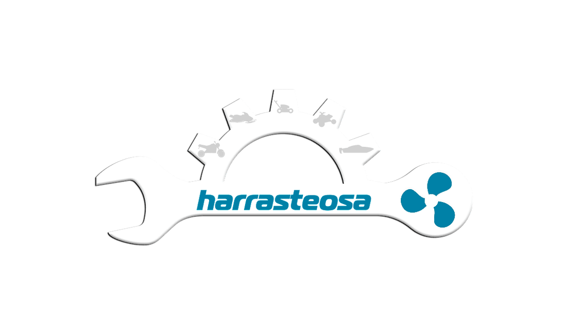 Harrasteosa-yrityksen logo. Logossa on suuri, valkoinen, tyylitelty hammasratas, joka on yhdistetty kiintoavaimeen (ratas kiintoavaimen keskiosana). Rataskuvion sisällä on pieniä, harmaita siluetteja erilaisista harrasteajoneuvoista tai laitteista: moottorikelkka, ruohonleikkuri, mönkijä ja vene. Kiintoavaimen oikeassa päässä on sinivihreä potkurisymboli. Hammasrattaan alapuolella, kiintoavaimen päällä, lukee sinivihreällä tekstillä "harrasteosa". Logo on tummanvihreällä taustalla.