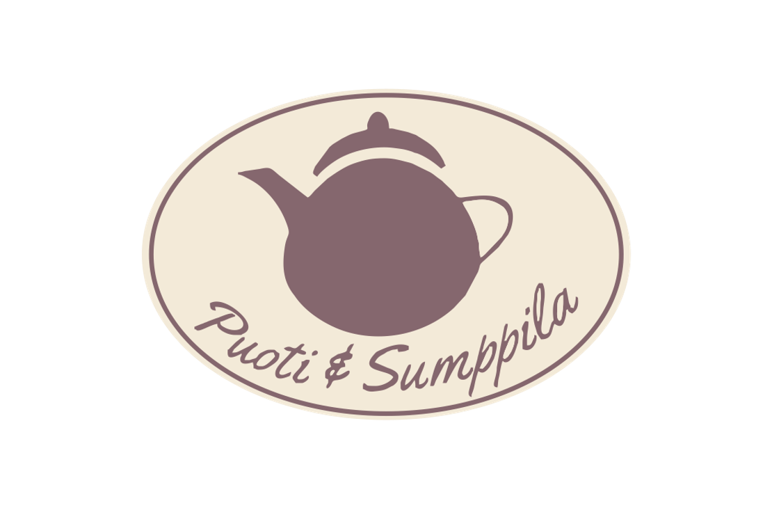 Puoti & Sumppila -yrityksen logo. Logossa on vaalea, soikea tausta. Keskellä on suuri, tumman violetinruskea teekannun tai kahvipannun siluetti. Pannun alapuolella, kaarevasti, lukee samalla tumman violetinruskealla, kursivoidulla fontilla teksti "Puoti & Sumppila".