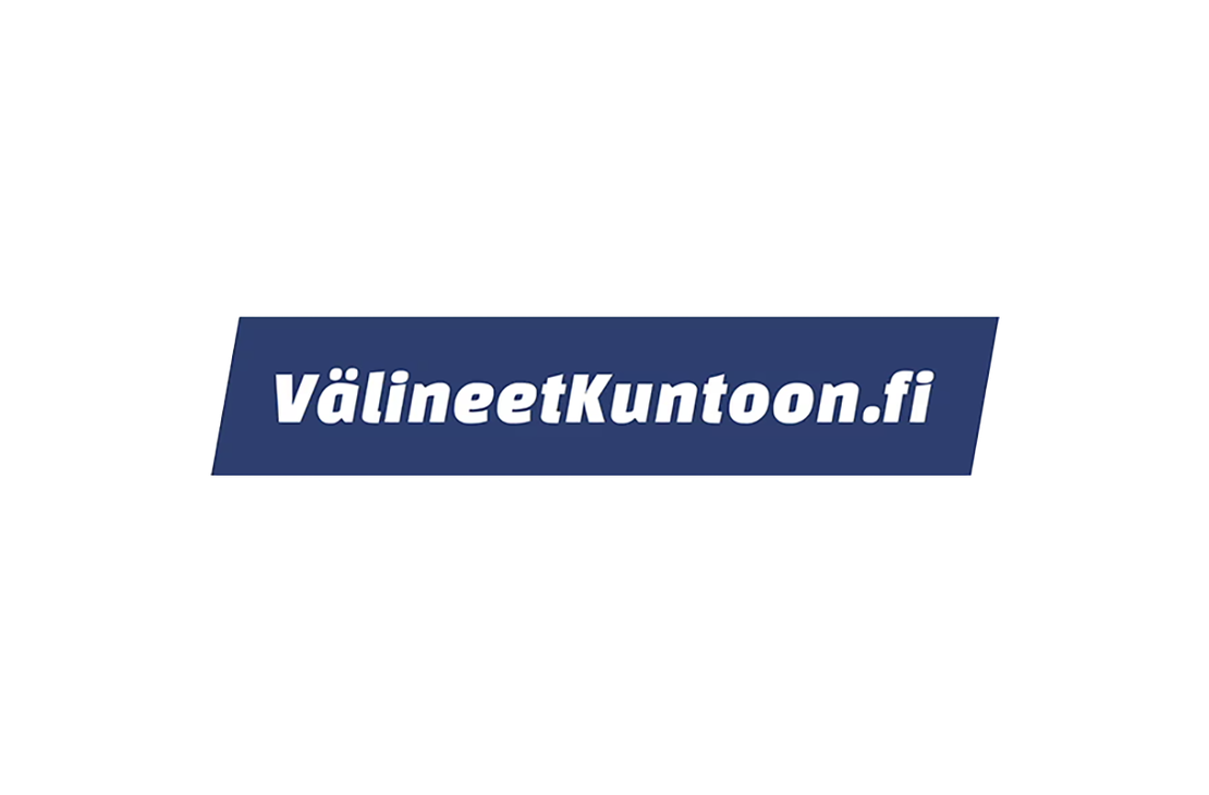 V&auml;lineetKuntoon.fi-verkkosivuston tai yrityksen logo. Logossa on tummansininen, diagonaalisesti leikattu palkki, jonka sis&auml;ll&auml; lukee valkoisella, lihavoidulla, kursivoidulla fontilla teksti "V&auml;lineetKuntoon.fi". Palkin yl&auml;- ja alapuolella on ohut vaaleanharmaa viiva.