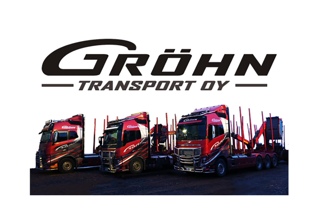 Gröhn Transport Oy -yrityksen logo ja kalusto. Yläosassa on tummanharmaa teksti: isoin, lihavoiduin, kursivoiduin kirjaimin teksti "GRÖHN" ja sen alapuolella ohuempi, viivoilla kehystetty teksti "TRANSPORT OY". Logon alapuolella on kuva kolmesta yrityksen punaisesta puutavara-autosta tai kuorma-autosta rivissä, joissa on kiiltävät kromiosat ja tyylitelty teippaus. Kuva on otettu matalalta kulmalta mustaa taustaa vasten.