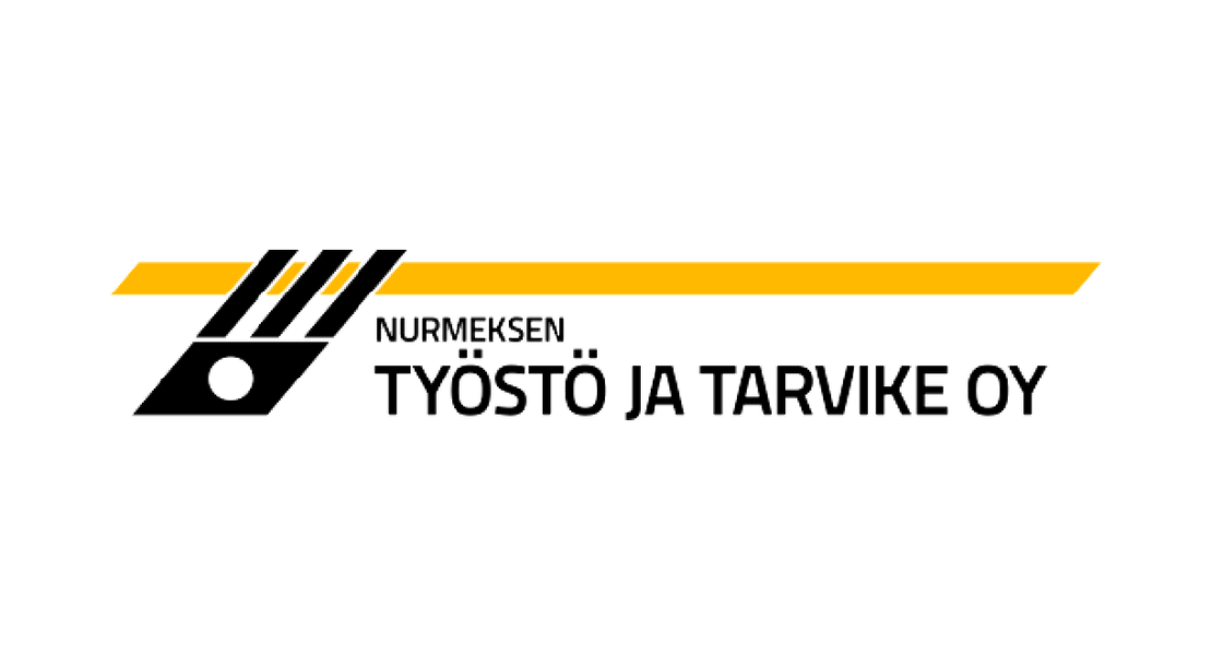 Nurmeksen Työstö ja Tarvike Oy -yrityksen logo. Vasemmalla on musta, tyylitelty, kulmikas tunnus, joka muistuttaa työstökonetta tai mekaanista osaa, ja siinä on kaksi musta-kelta-mustaa viivaa ylöspäin. Tunnuksen oikealla puolella on kelta-musta diagonaalinen palkki. Teksti on kahdella rivillä: ylärivillä pienemmällä, mustalla fontilla "NURMEKSEN" ja alarivillä suuremmalla, mustalla, isoin kirjaimin kirjoitetulla fontilla "TYÖSTÖ JA TARVIKE OY". Logo on valkoisella taustalla.