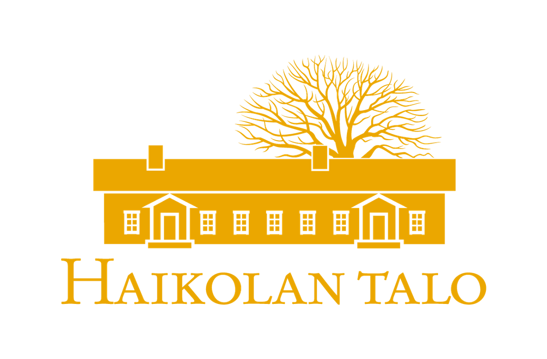 Haikolan Talo -yrityksen logo. Logossa on tyylitelty, kultaisen keltainen siluettikuva perinteisestä, matalasta talosta, jossa on useita ikkunoita ja kaksi sisäänkäyntiä. Talon katon takana on kultainen, paljas puun siluetti (esim. tammi). Talon alapuolella lukee isolla, kultaisen keltaisella, serif-fontilla teksti "HAIKOLAN TALO". Logo on mustalla taustalla.