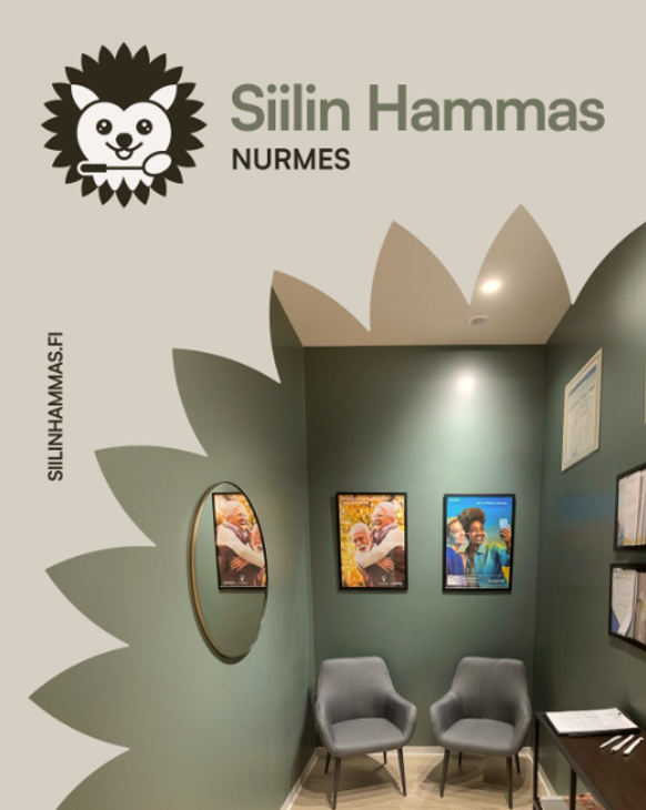 Siilin Hammas Nurmeksen mainoskuva. Ylhäällä on Siilin Hammas -logo siilihahmoineen. Kuvassa näkyy hammassatulan odotustila, jossa on tummanvihreät seinät, kaksi harmaata nojatuolia, pyöreä peili ja kaksi taulua seinällä.