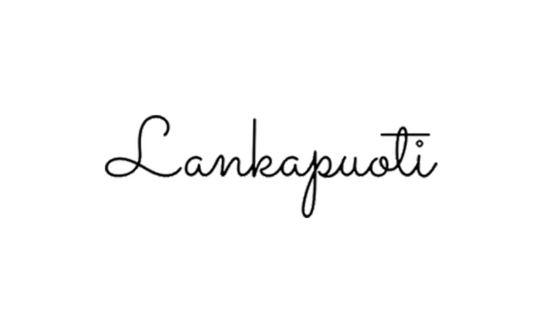 Lankapuoti-yrityksen logo. Logossa on tummanharmaa, kursivoitu ja hyvin koristeellinen, silmukkainen teksti, joka lukee todennäköisesti "Lankapuoti" tai vastaava. Teksti on tehty ohuella viivalla ja sillä on 3D-efekti tai varjostus. Logo on mustalla tai hyvin tummalla taustalla.