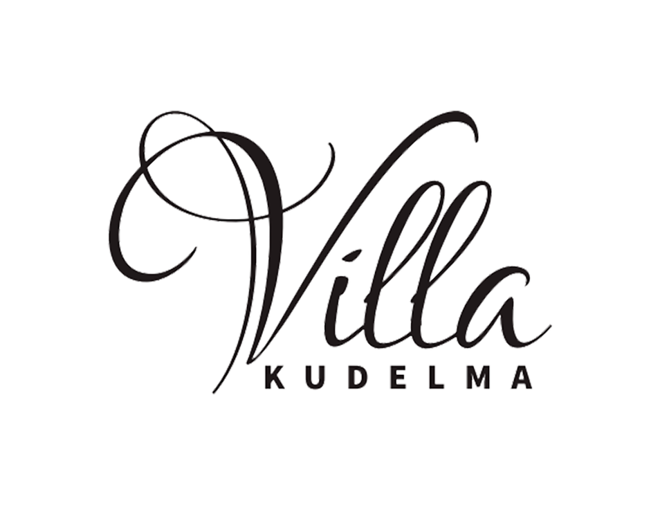 Villa Kudelma -yrityksen logo. Logossa on suuri, koristeellinen, kursivoitu ja käsinkirjoitetun näköinen musta teksti "Villa". Sanan "Villa" alapuolella on pienempi, isoin kirjaimin kirjoitettu musta teksti "KUDELMA". Logo on valkoisella taustalla.