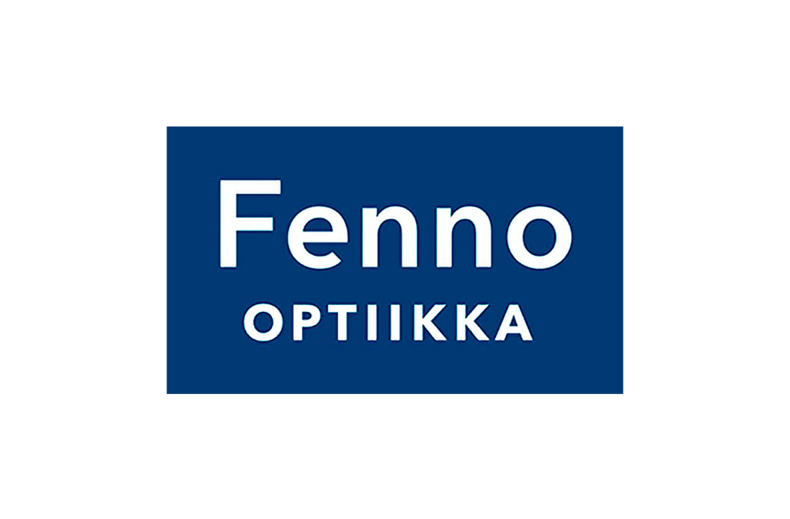 Fenno Optiikka -ketjun logo. Logo on sijoitettu tumman siniselle suorakulmion muotoiselle taustalle. Ylärivillä lukee suurella, valkoisella, paksulla fontilla sana "Fenno" pienillä kirjaimilla. Alarivillä lukee valkoisella, isoin kirjaimin ja hieman pienemmällä fontilla sana "OPTIIKKA".