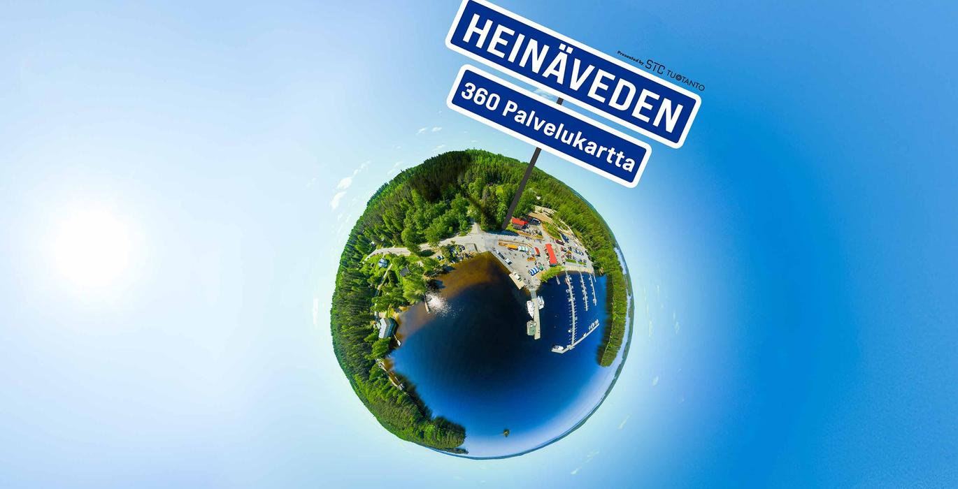 "Tiny planet" -tyylinen 360-ilmakuva Heinäveden venesatamasta. Kuva näyttää sataman, veneitä ja sitä ympäröivän metsäisen järvimaiseman kirkasta sinistä taivasta vasten. Taivaalla on kyltti "HEINÄVEDEN 360 Palvelukartta".